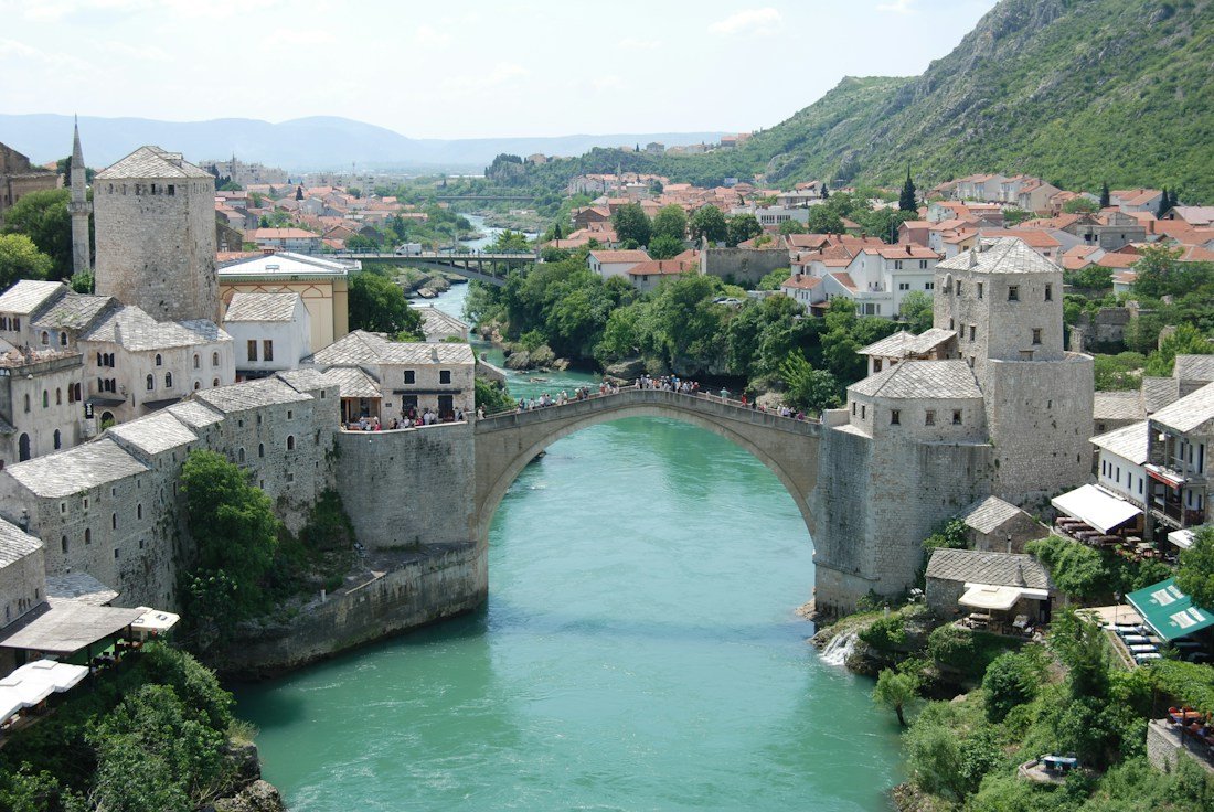 Mostar'ın tarihi taş köprüsü ve Neretva Nehri