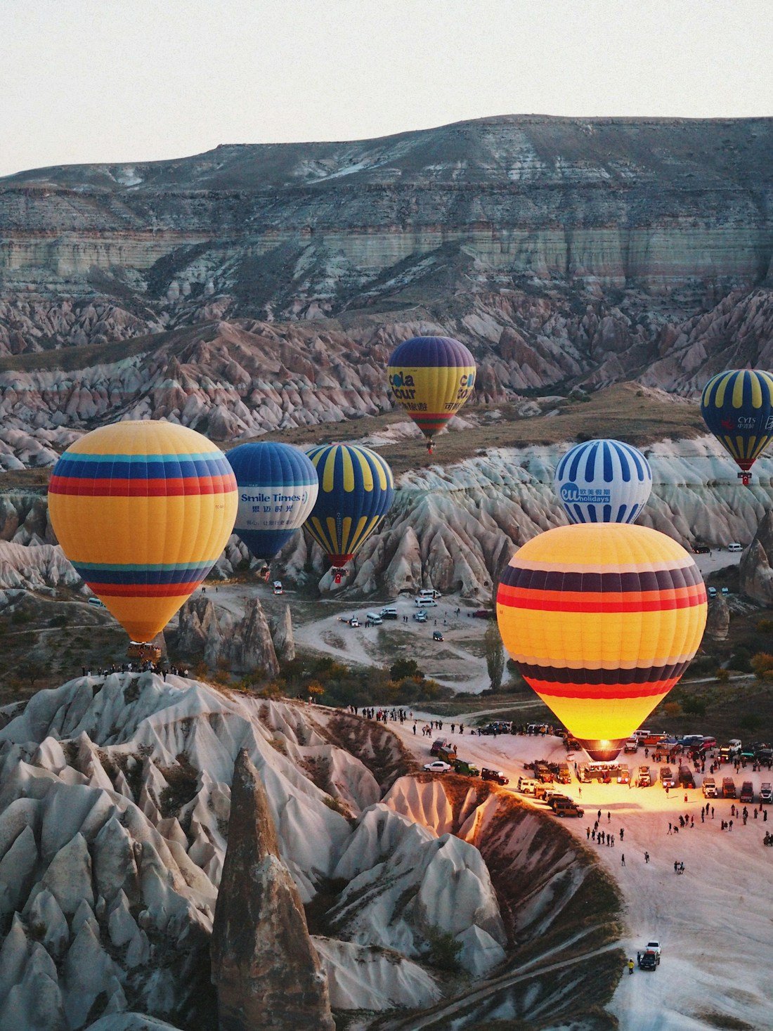 Kapadokya'nın vadileri ve gökyüzündeki balonlar